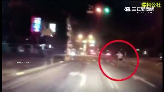 拿命開玩笑！醉男交流道口攔車就打