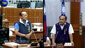 台東縣議員胡秋金（左）要求學校「不能只打棒球 ，而放棄學業」。 （圖／翻攝自台東議會網站）
