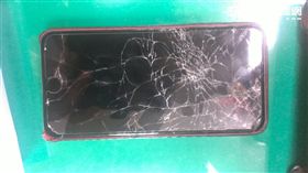 警方扔出手中iPhone嚇退吳姓女毒販再飛撲逮人（楊忠翰攝）