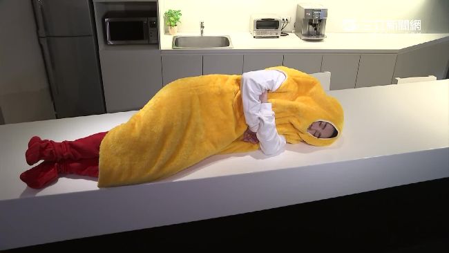 「食物睡袋」夯！舒子晨化身超萌炸蝦