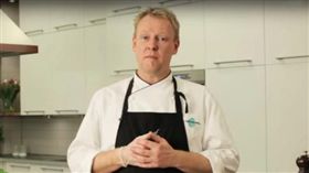 瑞典廚師長得像川普遭毆／youtube