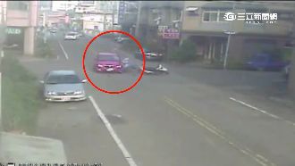 女老師開車剛離校門　砰！兩男撞彈飛