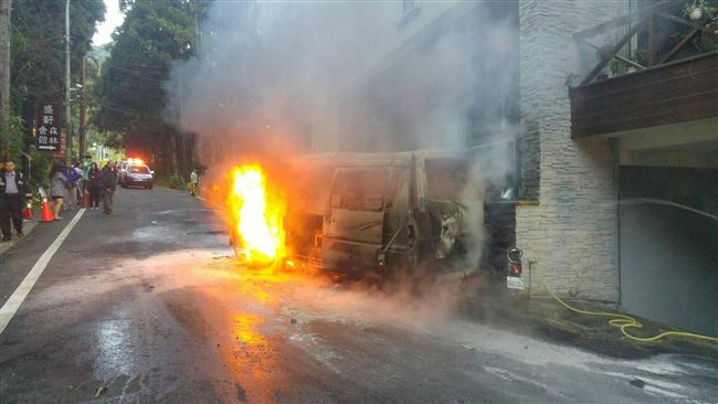 廂型車行進間起火　採茶工1死4傷