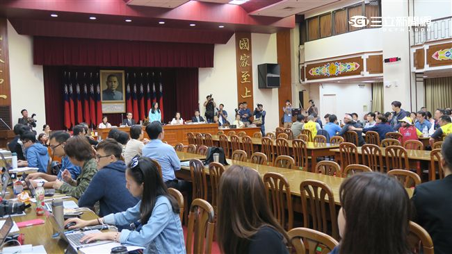 勞團不滿禁止旁聽　與陳瑩爆發口角