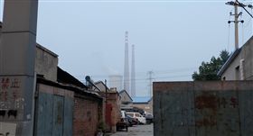 名家-環境資訊中心
看見「華能北京熱電廠」煙囪，但往電廠的路並不是直直走就能到達。（圖／陳文姿攝影／環境資訊中心）