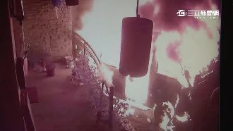 燒成火球眾人跳車逃　監視器曝光