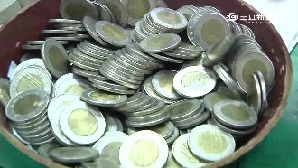 婦拿硬幣兌紙鈔　警攔截後發現這件事