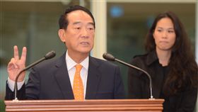 宋楚瑜出訪APEC  闡述務實與民生
中華民國總統特使宋楚瑜（左）15日晚間啟程出席亞太
經濟合作會議經濟領袖會議，他並以「新務實主義」與
「新民生主義」來描述總統蔡英文對台灣發展的價值。
中央社記者邱俊欽桃園機場攝　105年11月15日