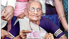 印度總理媽媽領錢(圖/翻攝自每日郵報)