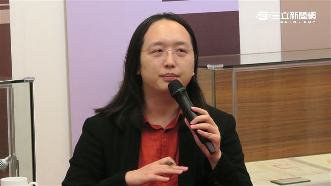 多才多藝　 唐鳳在媒體面前秀RAP