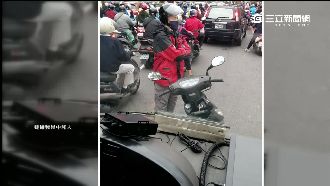 公車疑搶快闖紅燈　騎士當街攔車質問