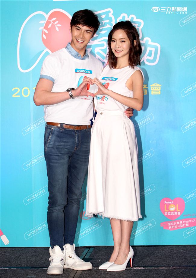 謝佳見、曾之喬攜手獻愛，出席愛妳不「肺」力公益活動，DIY養肺食尚料理。（記者邱榮吉/攝影）