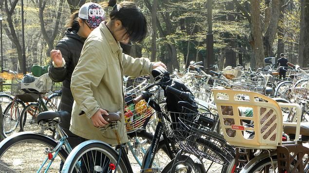 妙齡女騎腳踏車超龜速　竟是心破了洞