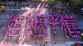 伴侶盟號召群眾在立法院外排出「婚姻平權」四個大字，希望民眾不要把同志婚姻汙名化。（圖／新新聞提供）（名家）