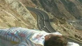 沙烏地阿拉伯,父母,嬰兒,拍照,懸崖,危險動作　圖／翻攝自《Gulf news》