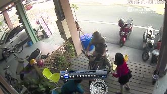 不滿友人欠兒薪水　男騎車怒衝咖啡店