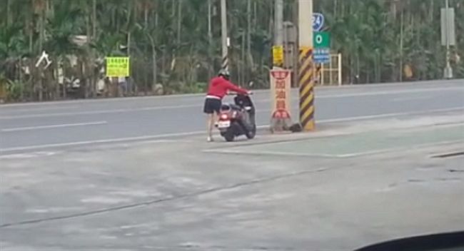 她狂踩想發動機車　卻讓網友笑翻天