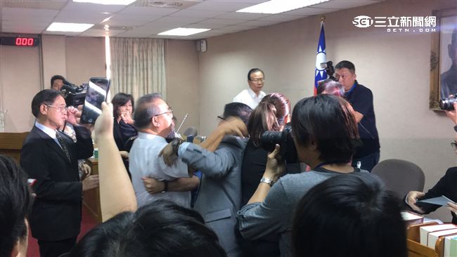 同婚修法　藍委衝主席台爆推擠衝突