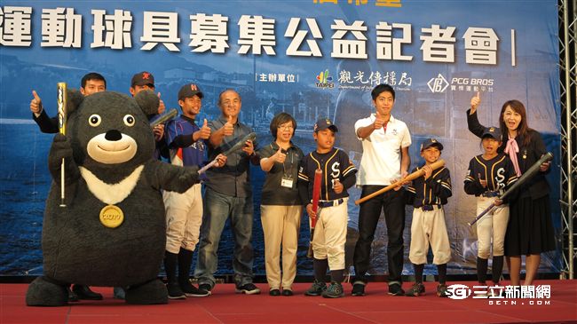 張泰山帶頭募集球具　幫助小球員圓夢