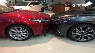 女試駕轎車　誤踩油門撞上百萬展示車