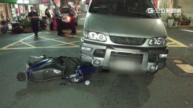 前車「突開車門」才害摔　後車又撞上