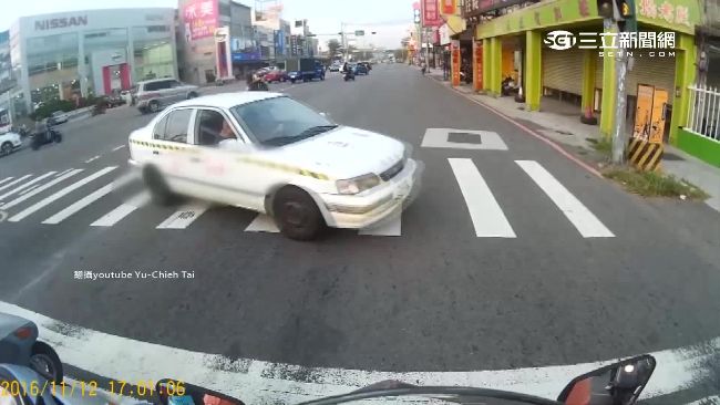 教練車疑逆向行駛　民眾批最壞示範