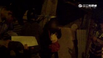 被查出是通緝犯　通緝鴛鴦淡定吃炸雞