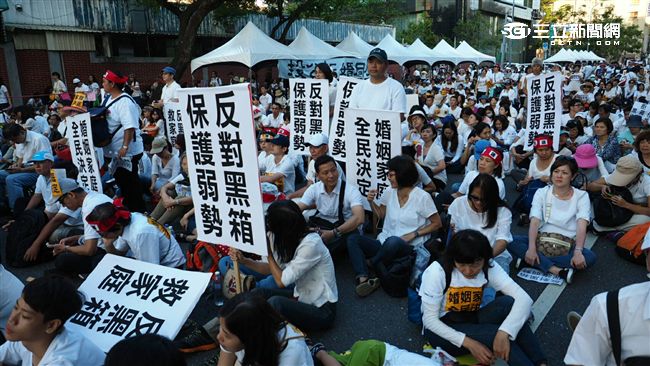 反同婚高唱《手牽手》　網友：放錯歌