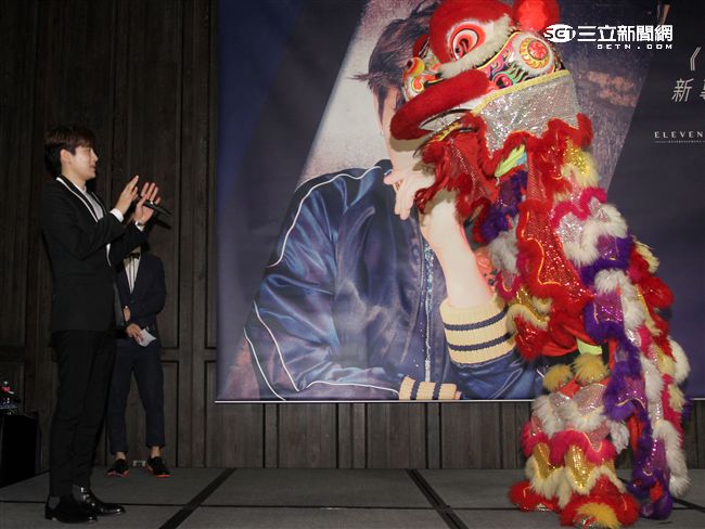 SE7EN崔東旭接受醒獅獻上的「登峰造極」喜福。（記者邱榮吉/攝影）