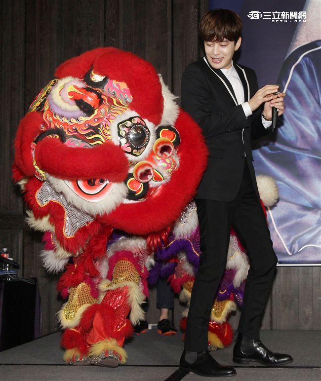 SE7EN崔東旭接受醒獅獻上的「登峰造極」喜福。（記者邱榮吉/攝影）