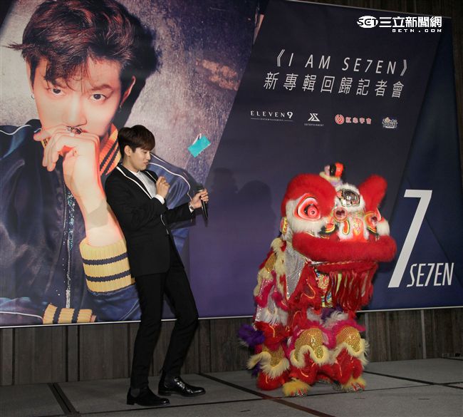 SE7EN崔東旭接受醒獅獻上的「登峰造極」喜福。（記者邱榮吉/攝影）