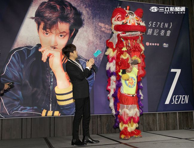 SE7EN崔東旭接受醒獅獻上的「登峰造極」喜福。（記者邱榮吉/攝影）