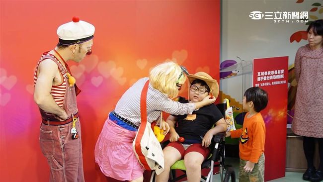 暖！紅鼻子醫生歡笑伴重症童共抗病魔