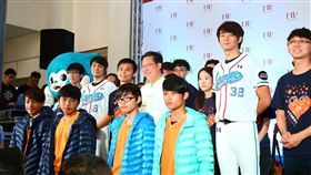 詹智堯與王溢正出席公益活動（圖／桃猿隊提供）