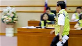 議員批立場反覆  涂醒哲被請出議場
嘉義市長涂醒哲（前）先前表態支持市議會提案修法禁
止福島核災食品進口，隔天卻反口稱遭市議會「政治操
作」利用，17日被市議員「請」出議場。
中央社記者江俊亮攝  105年11月17日