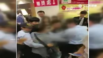 週年慶限量贈品沒了！男怒掐百貨樓管