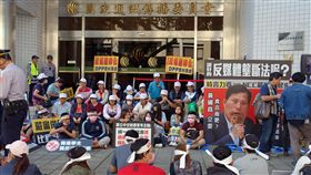 反媒體壟斷學生要求嚴審新永安大揚案
國家通訊傳播委員會（NCC）17日舉辦新永安及大揚變
更董監事案聽證會，反媒體壟斷的學生及民眾到場要求
嚴審併購案。
中央社記者王靖怡攝 105年11月17日