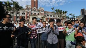 青年團體不滿政府修法砍假，18日早上無預警前往總統官邸抗議，警方表示，現場約20人，場面還算在控制範圍內，目前人群已離開，轉往總統府。（低解析圖片）中央社記者謝佳璋攝  105年11月18日 16:9