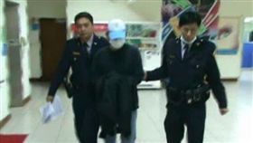 少年父親陳浩殷痛失愛子，持刀刺傷肇事駕駛。翻攝