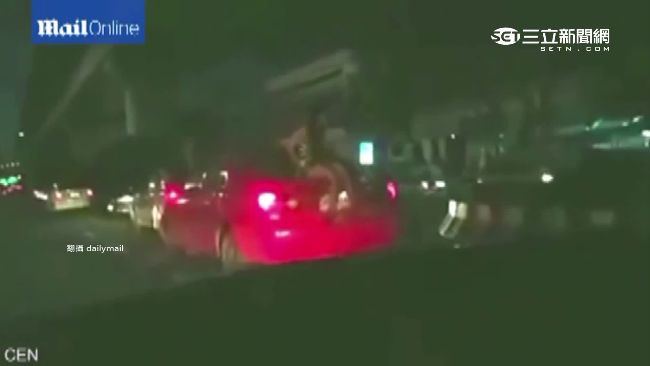 詭！汽車高速行駛　後車廂竟坐長髮女