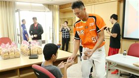 統一獅買嘉儀、江辰晏做蛋糕送愛到啟智學校（圖／統一獅提供）
