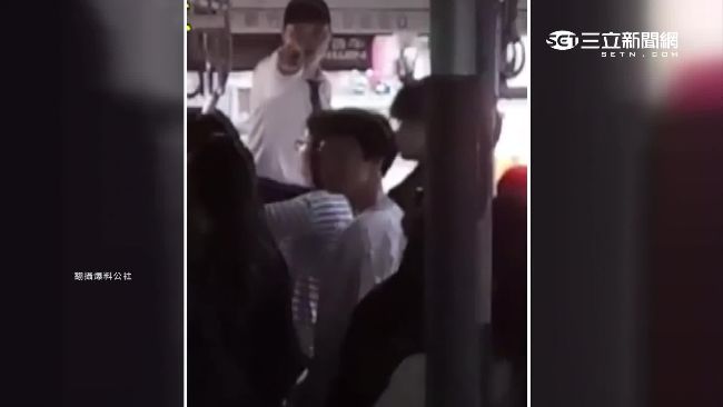 全部擠公車門不讓道？婦和學生起衝突