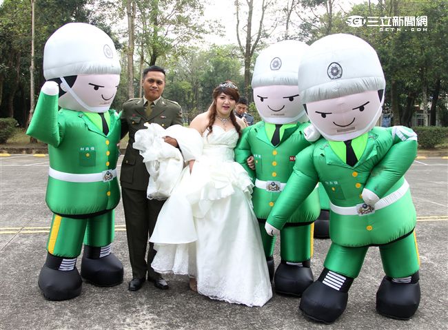 新人與陸軍招募娃娃合影。（記者邱榮吉/攝影）


