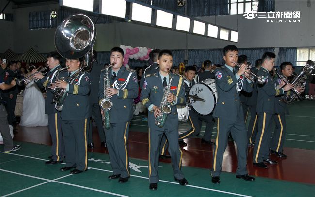 166對新人在進場前，陸軍軍樂隊快閃演出。（記者邱榮吉/攝影）