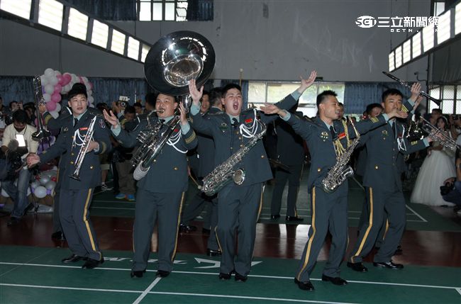 166對新人在進場前，陸軍軍樂隊快閃演出。（記者邱榮吉/攝影）