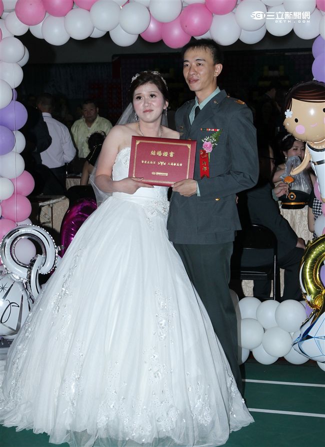 陸軍司令部(18)日以「摯愛在陸軍、大漢獻真情」為主題，盛大辦理民國105年官兵聯合婚禮，由司令邱上將親自主持並擔任證婚人。（記者邱榮吉/攝影）