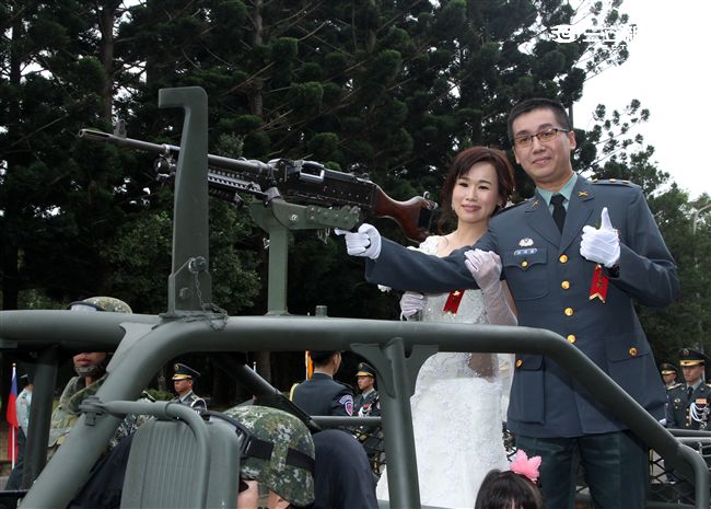 新人搭乘特戰突擊車進場。（記者邱榮吉/攝影）