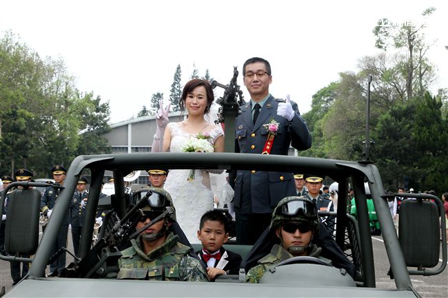 新人搭乘特戰突擊車進場。（記者邱榮吉/攝影）