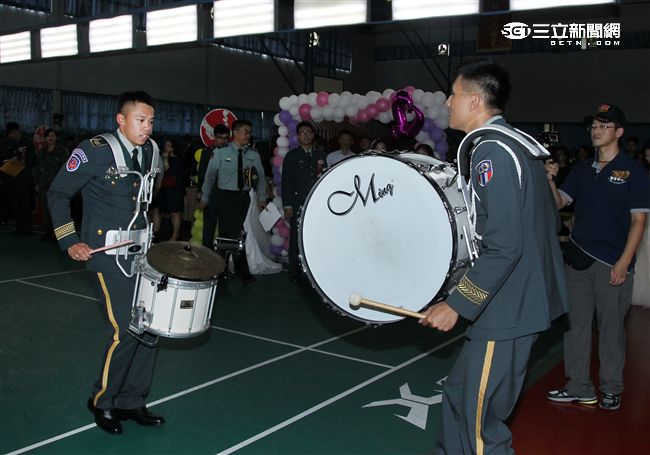 陸軍司令部(18)日以「摯愛在陸軍、大漢獻真情」為主題，盛大辦理民國105年官兵聯合婚禮，由司令邱上將親自主持並擔任證婚人。（記者邱榮吉/攝影）