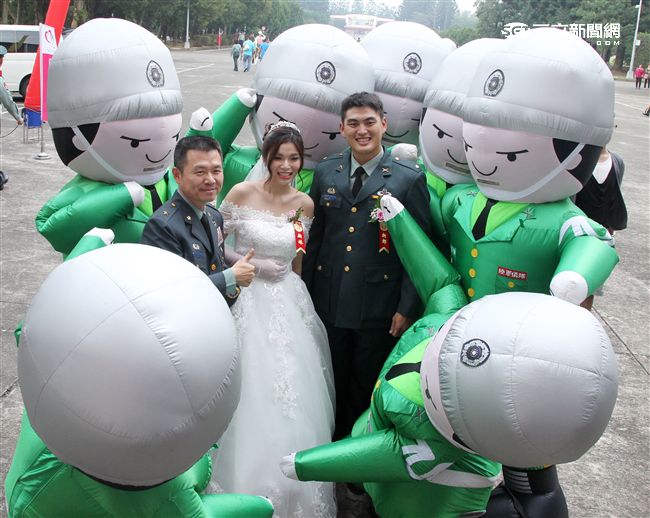新人與陸軍招募娃娃合影。（記者邱榮吉/攝影）

